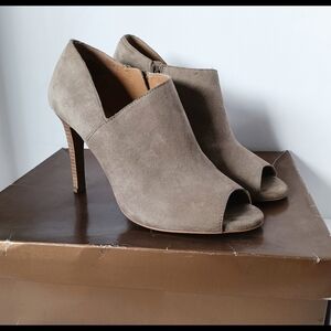 🖤 Audrey Brooke Peep Toe Milano Leather Heels Suede Zip 9 Gray Tan